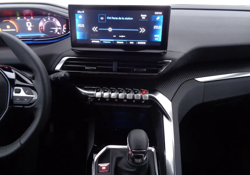 Intérieur du Peugeot 3008 2023 vu de face, tableau de bord avec écran tactile et levier de vitesse manuel visible.