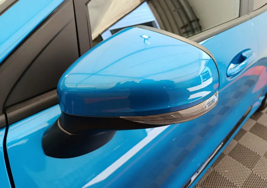 Rétroviseur côté gauche bleu brillant du Ford Puma 2025 ST-LINE avec clignotant intégré, vue rapprochée en extérieur.