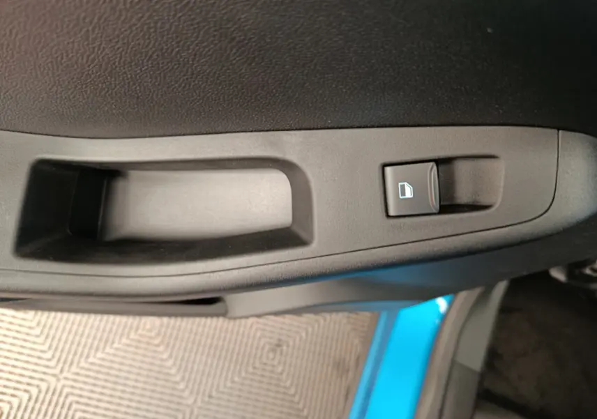 Bouton de verrouillage de porte sur la portière côté gauche d'un Ford Puma bleu 2025.