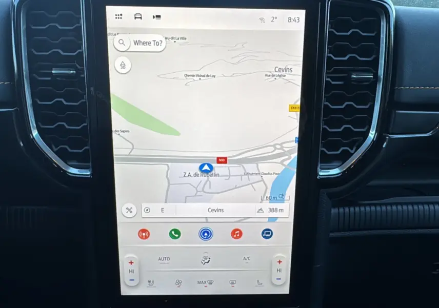 Écran tactile central du Ford Ranger 2.3 PHEV 281 Wildtrak Plus 2025 affichant la navigation, entouré de grilles d’aération noires.