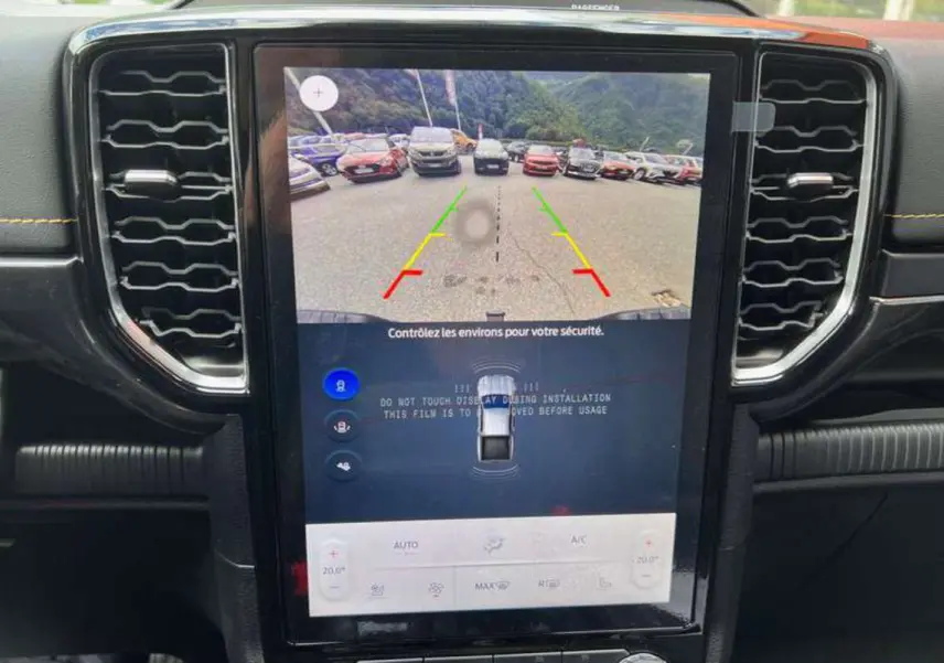Écran central du Ford Ranger 2025 Cyber orange montrant la caméra de recul avec lignes de guidage colorées.