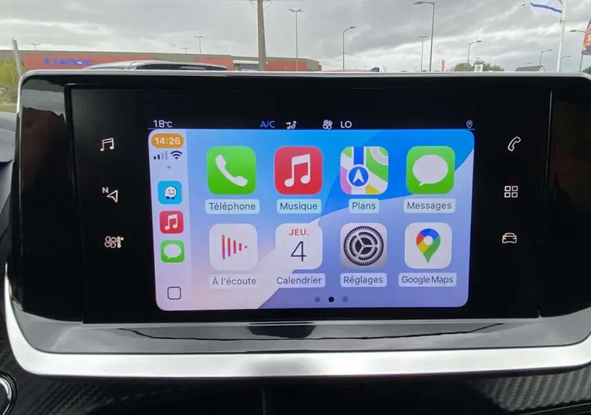 Peugeot 208 bleu vue de profil côté gauche, avec jantes alliage 16'' et vitres arrière teintées.