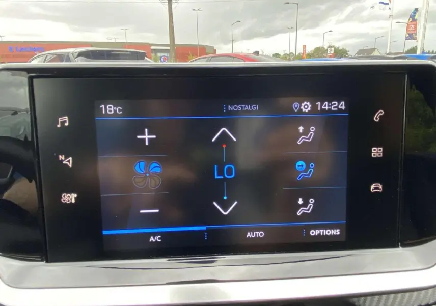 Écran tactile central de la Peugeot 208 2020 affichant les réglages de climatisation automatique à l'intérieur du véhicule.