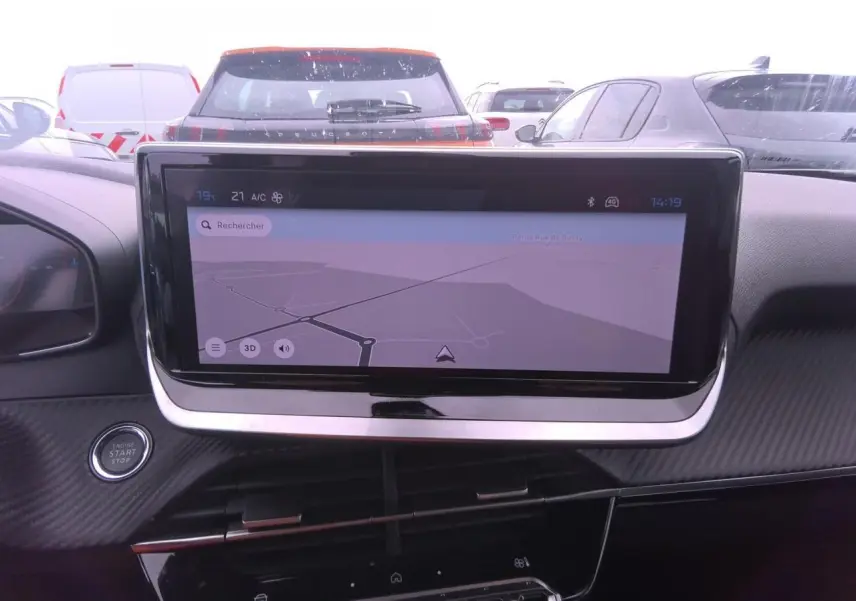 Vue intérieure centrée sur l'écran tactile du système de navigation d'une Peugeot 2008 gris clair, avec tableau de bord noir.