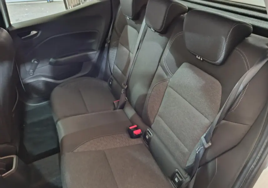 Vue intérieure sur la banquette arrière noire de la Renault Clio Business TCe 90, avec ceintures et appuie-têtes visibles.