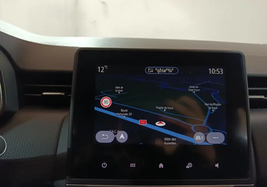 Écran tactile central affichant la navigation 3D dans l’habitacle d’une Renault Clio Business blanche de 2021.