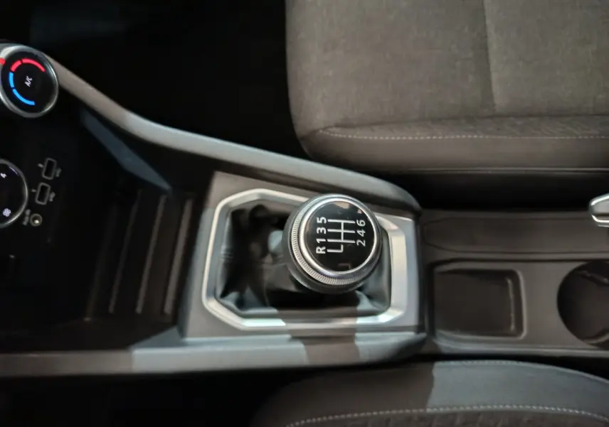 Gros plan sur le levier de vitesse manuel de la Renault Clio Business TCe 90 2021, intérieur gris et noir.