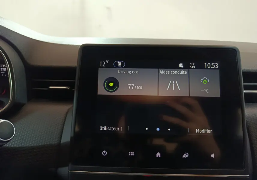 Écran tactile central de la Renault Clio Business blanc, affichant les aides à la conduite et l'info éco à 10h53