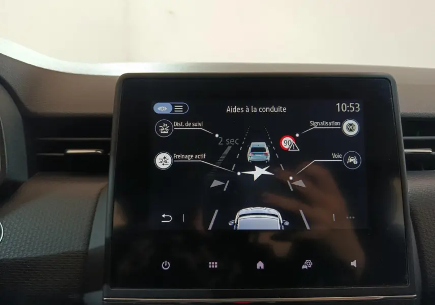 Écran tactile central de la Renault Clio Business TCe 90 2021 montrant les aides à la conduite en mode nuit.