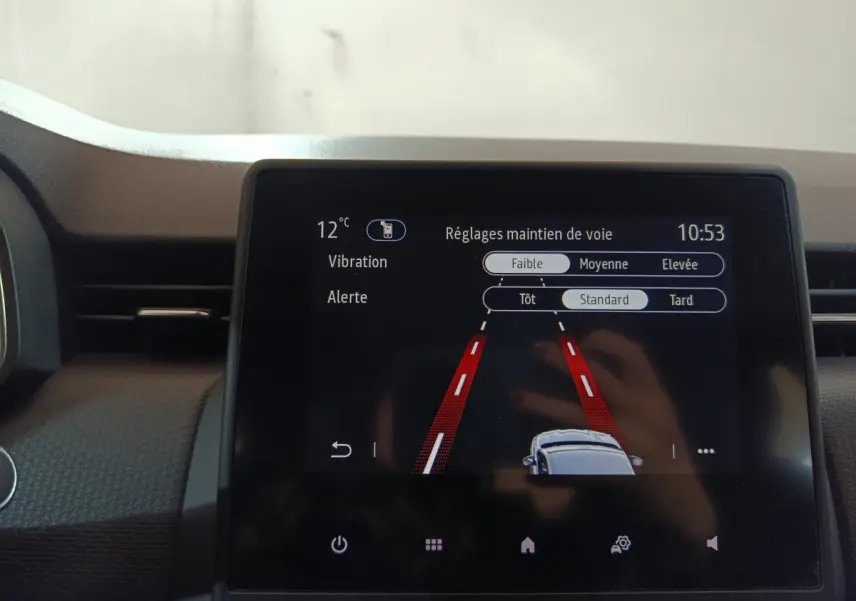 Écran tactile central de la Renault Clio Business blanc 2021 montrant les réglages du maintien de voie.