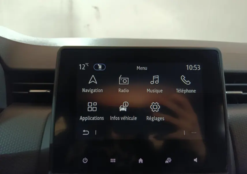 Écran tactile central de la Renault Clio Business blanc 2021 affichant le menu principal avec navigation et radio.