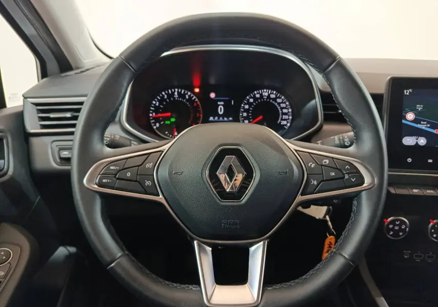 Volant en cuir noir avec logo Renault au centre, tableau de bord et écran tactile du Renault Clio Business TCe 90 2021.