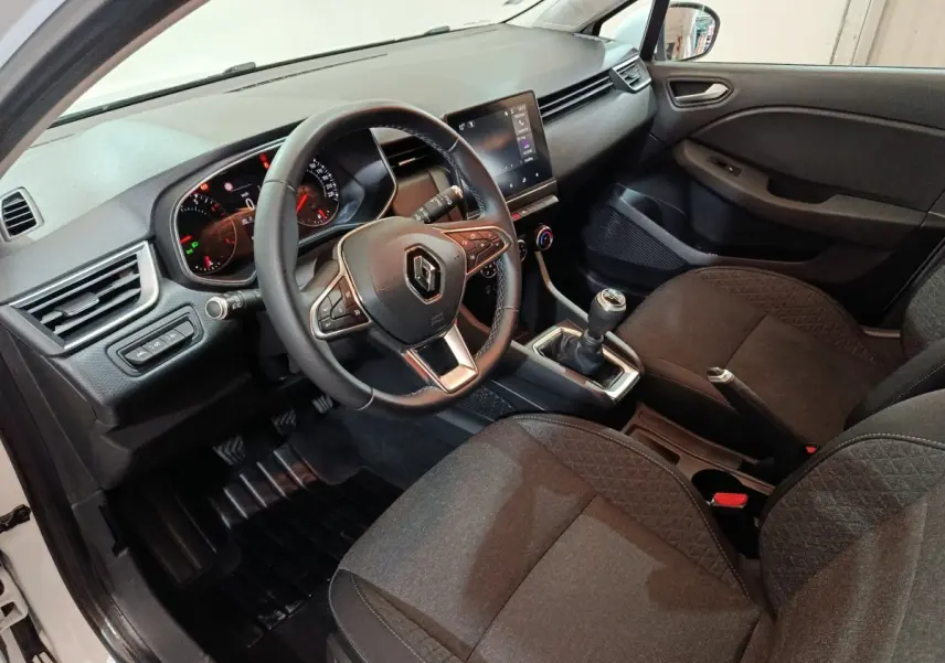 Intérieur avant droit de Renault Clio Business blanc 2021, volant cuir, écran tactile et boîte manuelle visible