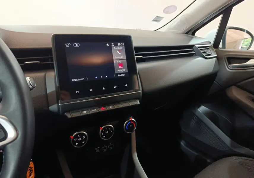 Tableau de bord de Renault Clio Business TCe 90 2021, vue côté passager avec écran tactile et commandes climatisation.