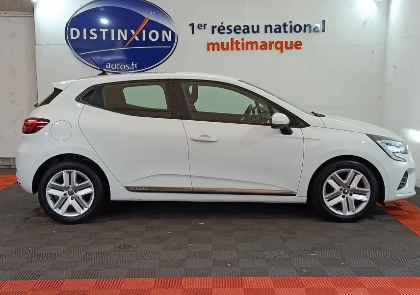Profil droit d'une Renault Clio Business TCe 90 blanche 2021 avec jantes alliage et feux arrière LED visibles.