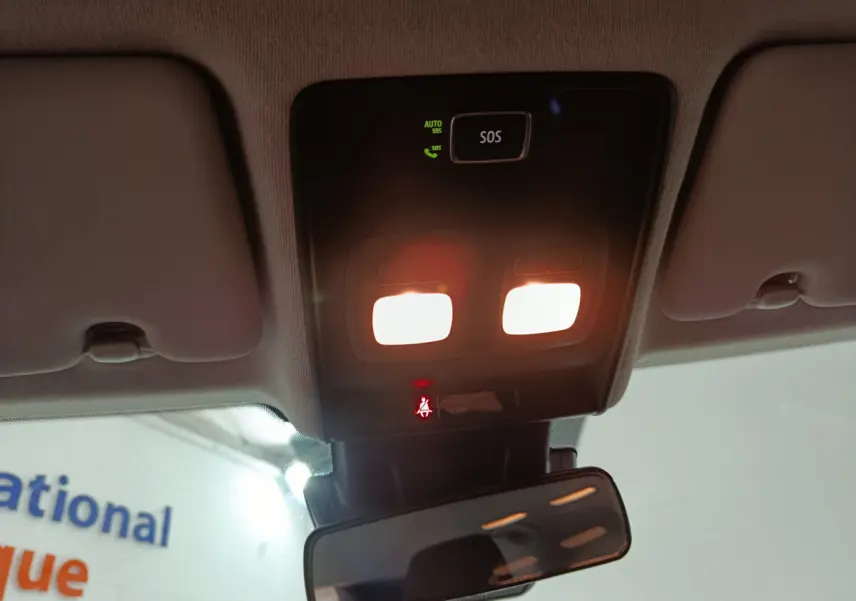 Vue rapprochée du plafonnier intérieur avec éclairage et bouton SOS de la Renault Clio Business TCe 90 blanche 2021.