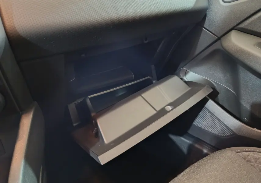 Gros plan sur la boîte à gants ouverte côté passager intérieur d'une Renault Clio Business TCe 90 blanche de 2021.