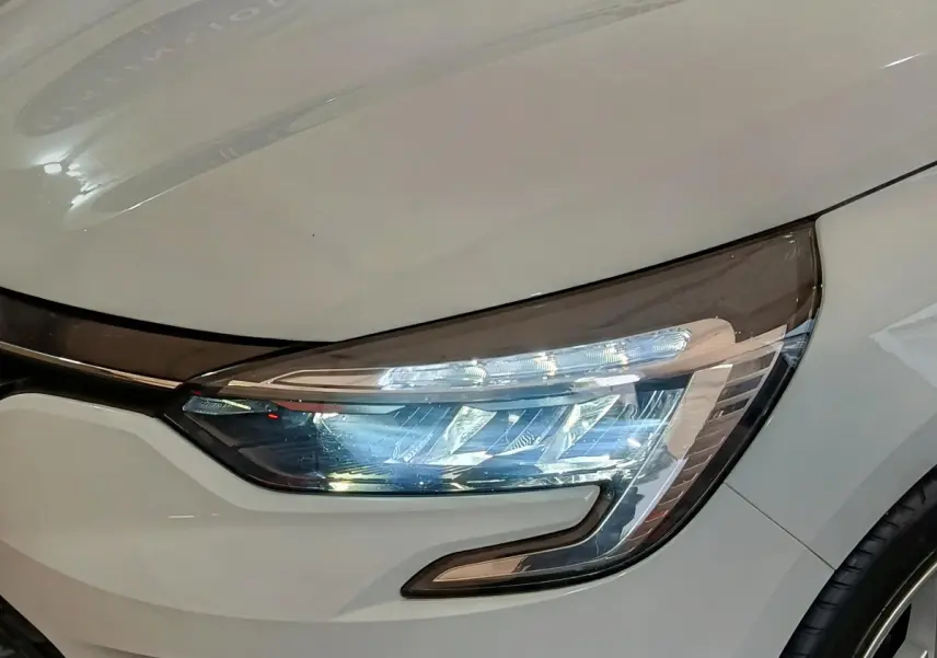 Gros plan sur le phare avant droit LED d'une Renault Clio Business TCe 90 blanche de 2021.
