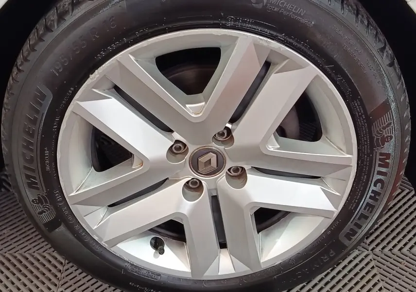 Gros plan sur la jante alliage argentée avec logo Renault au centre, montée sur pneu Michelin noir.