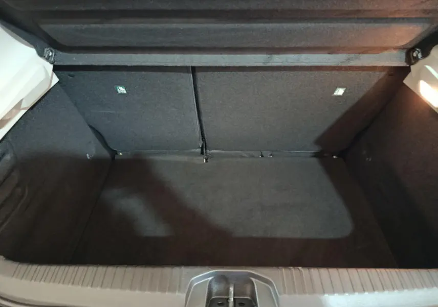 Coffre vide vu de face de la Renault Clio Business TCe 90 blanche de 2021, avec banquette arrière rabattable.