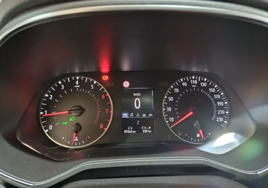 Vue rapprochée du tableau de bord numérique de la Renault Clio Business TCe 90 2021 avec affichage multifonctions et compteurs analogiques.