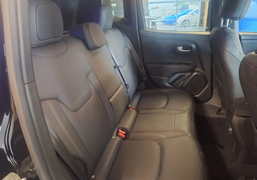 Vue intérieure côté droit des sièges arrière en cuir noir du Jeep Renegade 2024, avec appuie-têtes et ceintures visibles.