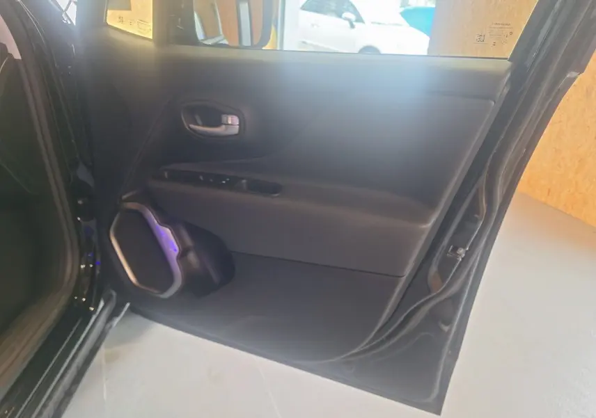 Porte arrière droite noire de Jeep Renegade 2024 avec haut-parleur intégré et commandes de fenêtre visibles.