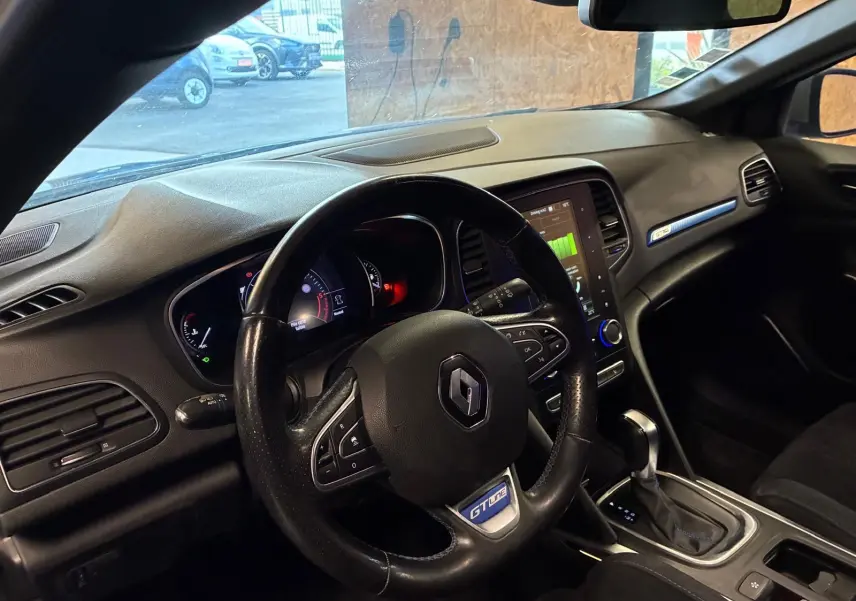Vue intérieure côté conducteur de la Renault Mégane GT Line 2019 avec volant cuir GT Line et écran tactile central.