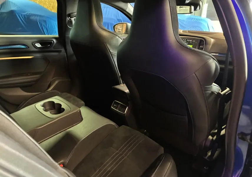 Vue intérieure arrière côté gauche d’une Renault Mégane 1.7 BlueDCI 150 GT Line bleue, avec sièges en cuir et alcantara noirs.