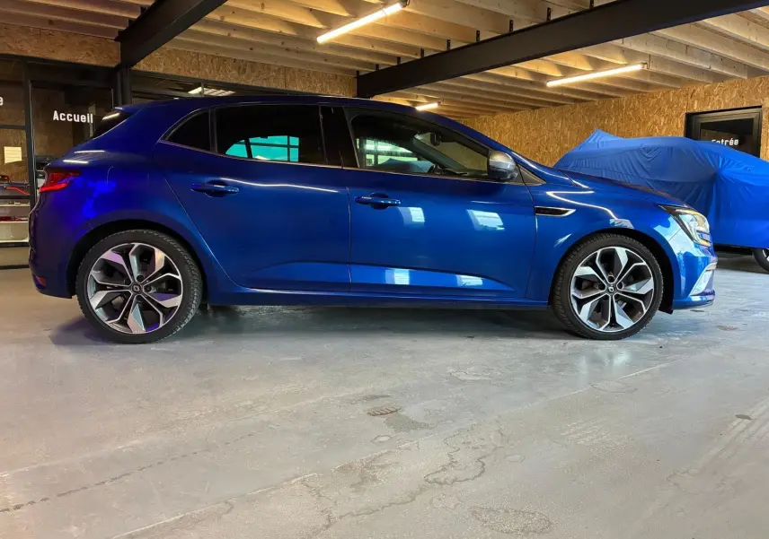 Renault Mégane 1.7 BlueDCI 150 GT Line bleu vue de profil côté gauche dans un garage intérieur.