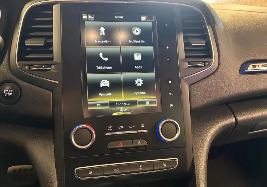 Vue rapprochée du tableau de bord noir de la Renault Mégane GT Line 2019 avec écran tactile et commandes de climatisation.
