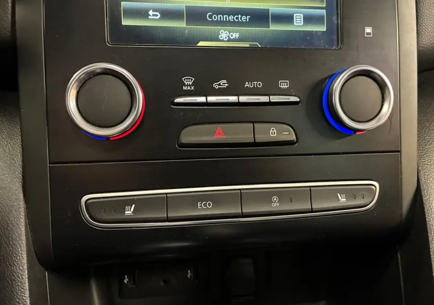 Détail de la console centrale de la Renault Mégane 1.7 BlueDCI 150 GT Line avec commandes climatisation et sièges chauffants.
