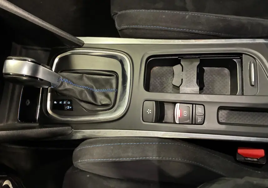 Vue plongeante sur la console centrale noire avec levier de vitesse automatique et surpiqûres bleues dans une Renault Mégane GT Line 2019.