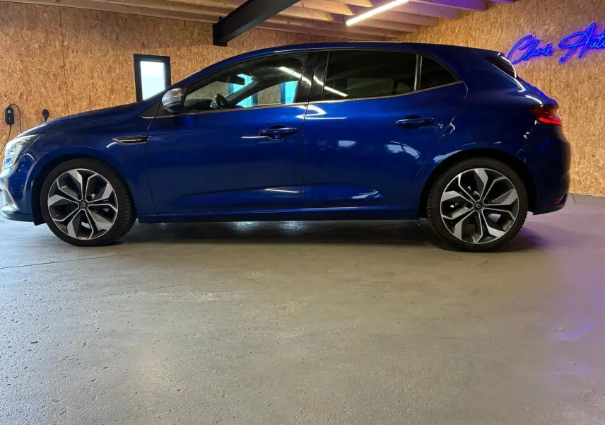 Renault Mégane 1.7 BlueDCI 150 GT Line bleu vue de profil côté gauche, avec jantes alliage distinctives en intérieur bois.