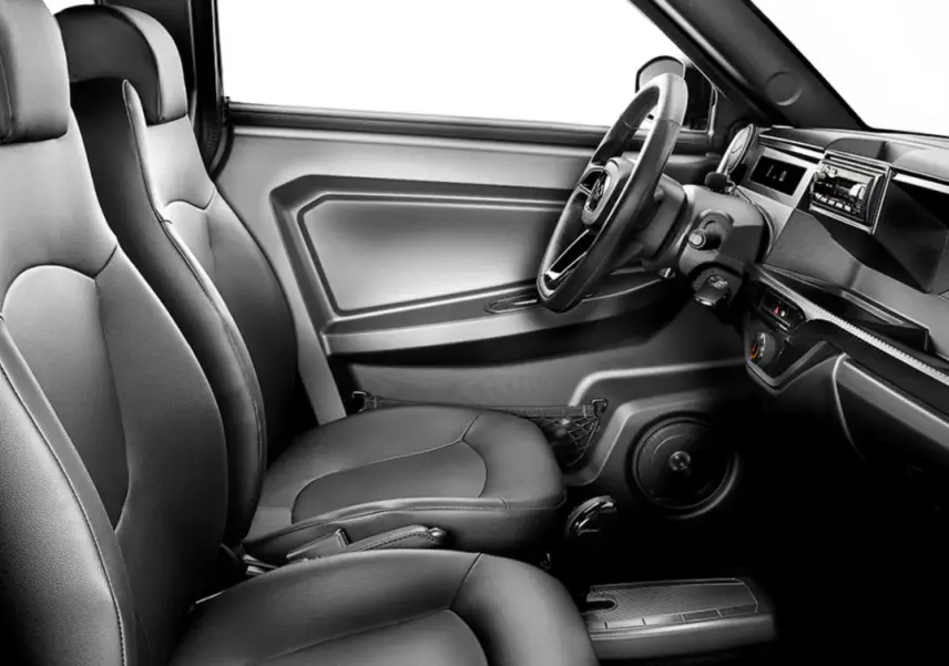 Vue intérieure côté conducteur de la LIGIER Myli 0.5 REVO D+ 2026, sièges noirs et tableau de bord moderne.