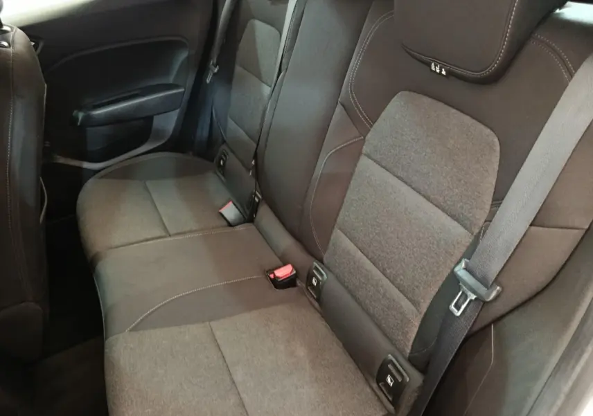 Vue intérieure sur la banquette arrière grise de la Renault Clio Business Blue dCi 100 avec ceintures et fixations Isofix visibles.