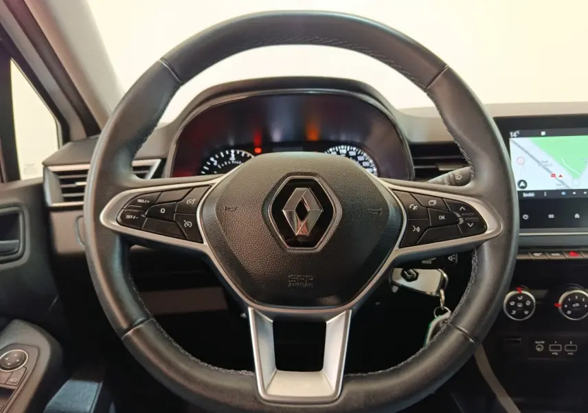 Vue rapprochée du volant cuir noir multifonctions de la Renault Clio Business Blue dCi 100 avec tableau de bord et écran tactile.