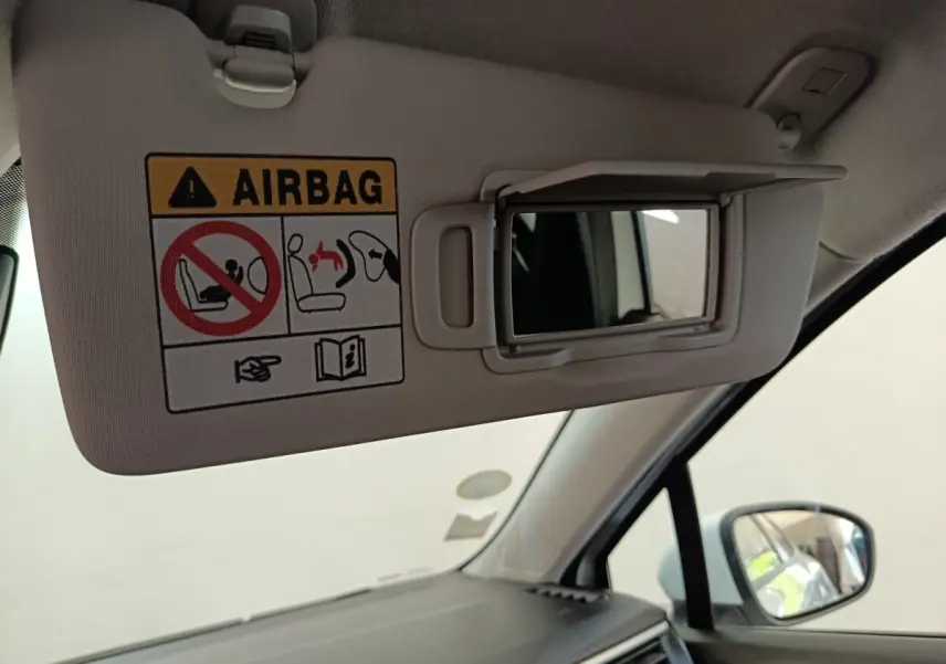 Détail intérieur du pare-soleil côté conducteur de la Renault Clio Business Blue dCi 100 blanc avec miroir de courtoisie ouvert.