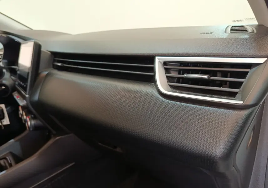 Vue intérieure du tableau de bord noir texturé côté passager de la Renault Clio Business Blue dCi 100 de 2022.
