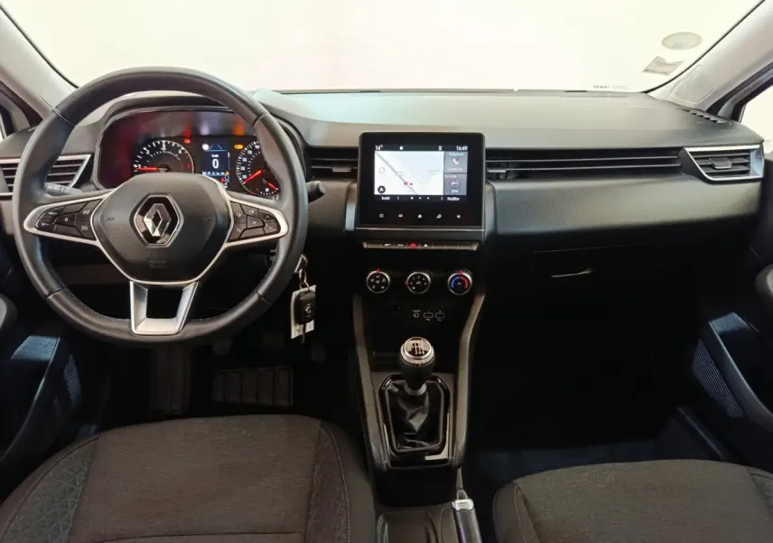 Vue intérieure avant de la Renault Clio Business Blue dCi 100 2022, volant cuir multifonctions et écran tactile central.