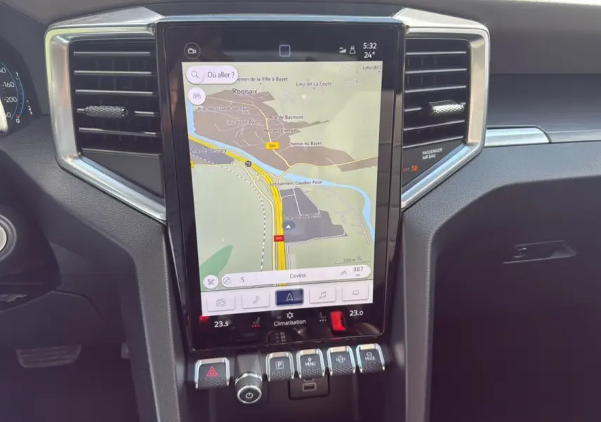 Vue rapprochée de l’écran tactile central du Volkswagen Amarok V6 2025, affichant la navigation et commandes climatisation.