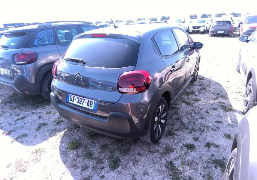 Vue 3/4 arrière droite d'une Citroën C3 gris foncé avec feux arrière à effet 3D et jantes alliage diamantées.