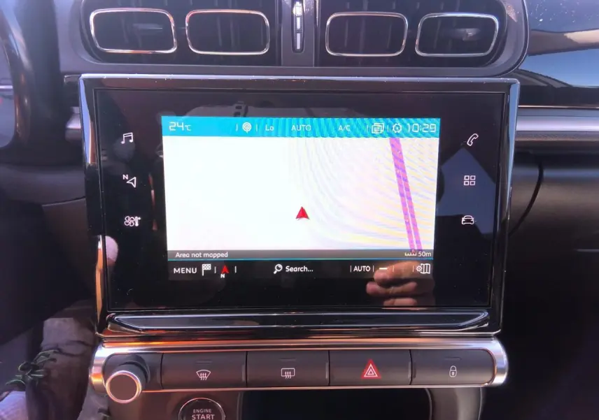 Vue rapprochée de l’écran tactile central noir brillant avec navigation active sur tableau de bord Citroën C3 2024.