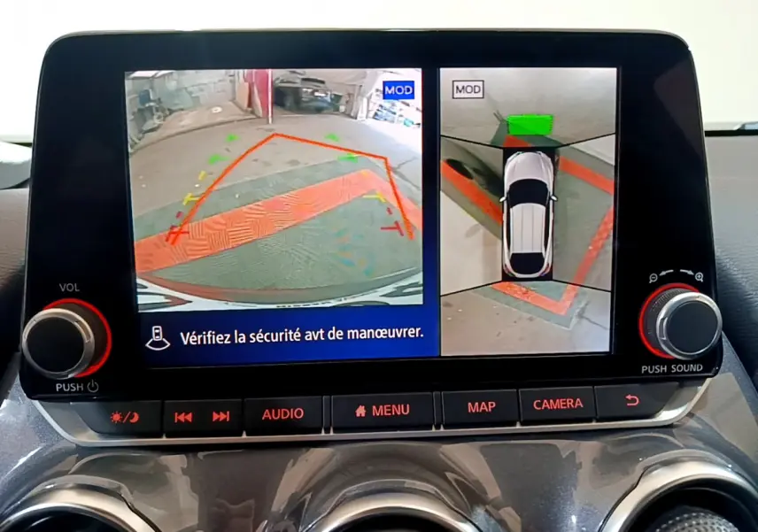Écran tactile central du Nissan Juke Hybrid 143 Business+ 2023 montrant l'aide au stationnement avec vue caméra 360° et recul.