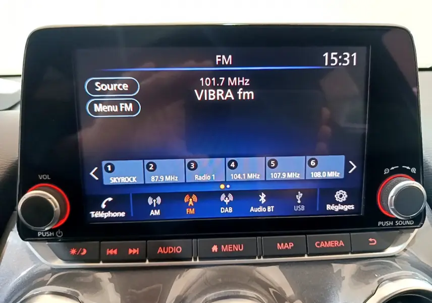 Écran tactile central du tableau de bord du Nissan Juke Hybrid 2023 affichant la radio FM à 15h31.