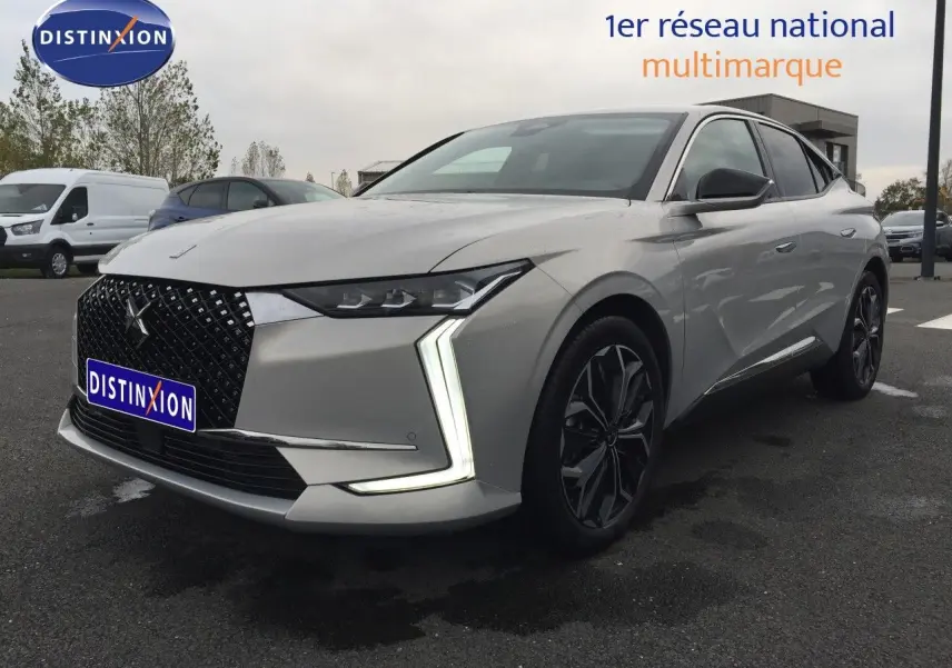 DS4 HDI 130 EAT8 Rivoli couleur Eph Crystal vue 3/4 avant avec signature lumineuse LED en forme de L.