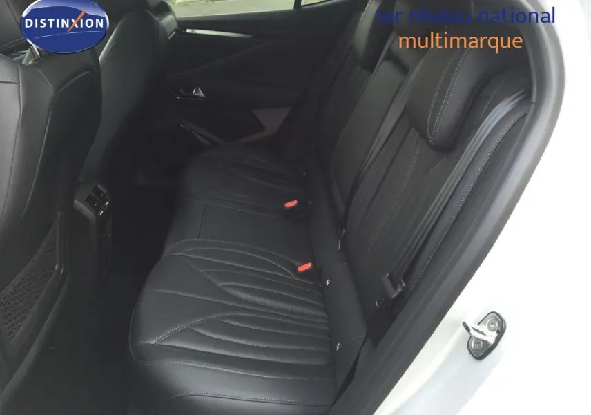 Vue intérieure côté droit des sièges arrière en cuir noir du DS4 2024, soulignant la finition élégante.