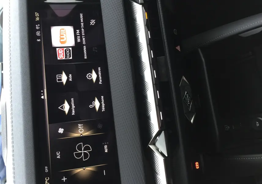 Tableau de bord du DS4 2024 en finition Rivoli, vue rapprochée de l'écran tactile et des commandes centrales élégantes.