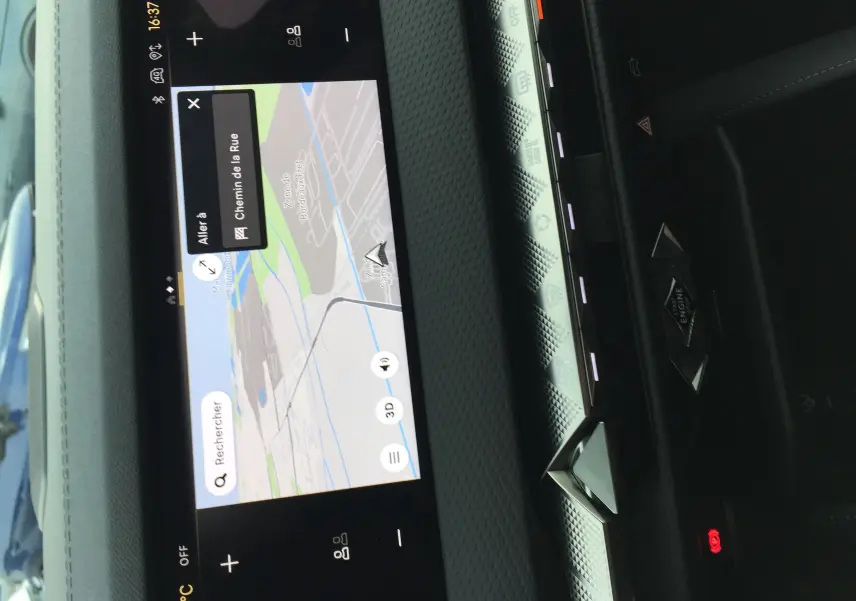 Vue rapprochée de l'écran tactile central avec navigation GPS dans l'habitacle du DS4 Eph Crystal 2024.