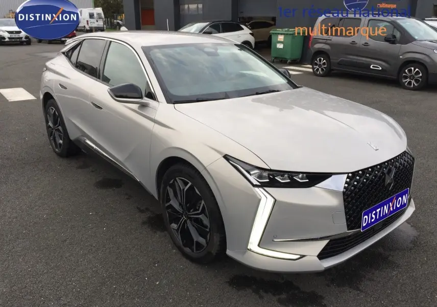 DS4 HDI 130 EAT8 Rivoli couleur Eph Crystal vue 3/4 avant avec calandre noire et feux LED en forme de boomerang.